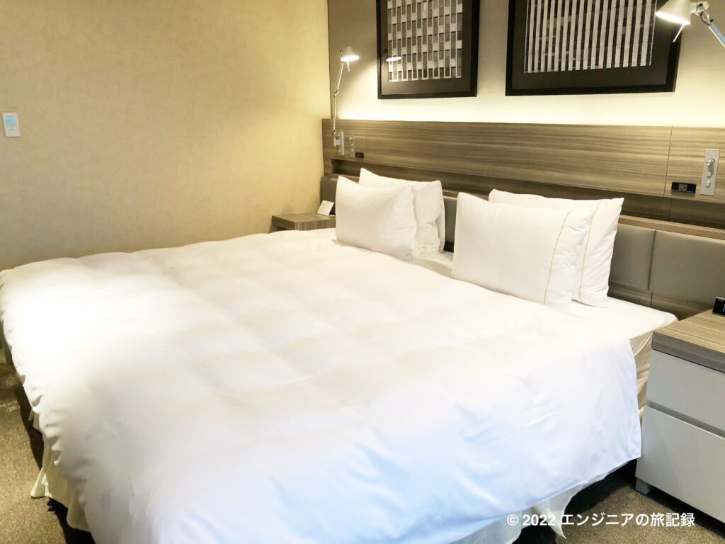 ザ ロイヤルパークホテルアイコニック東京汐留のスタンダードキングのベッド