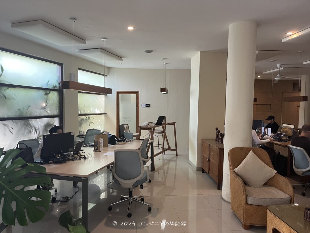 Hub Bali Coworking Legianの窓側席