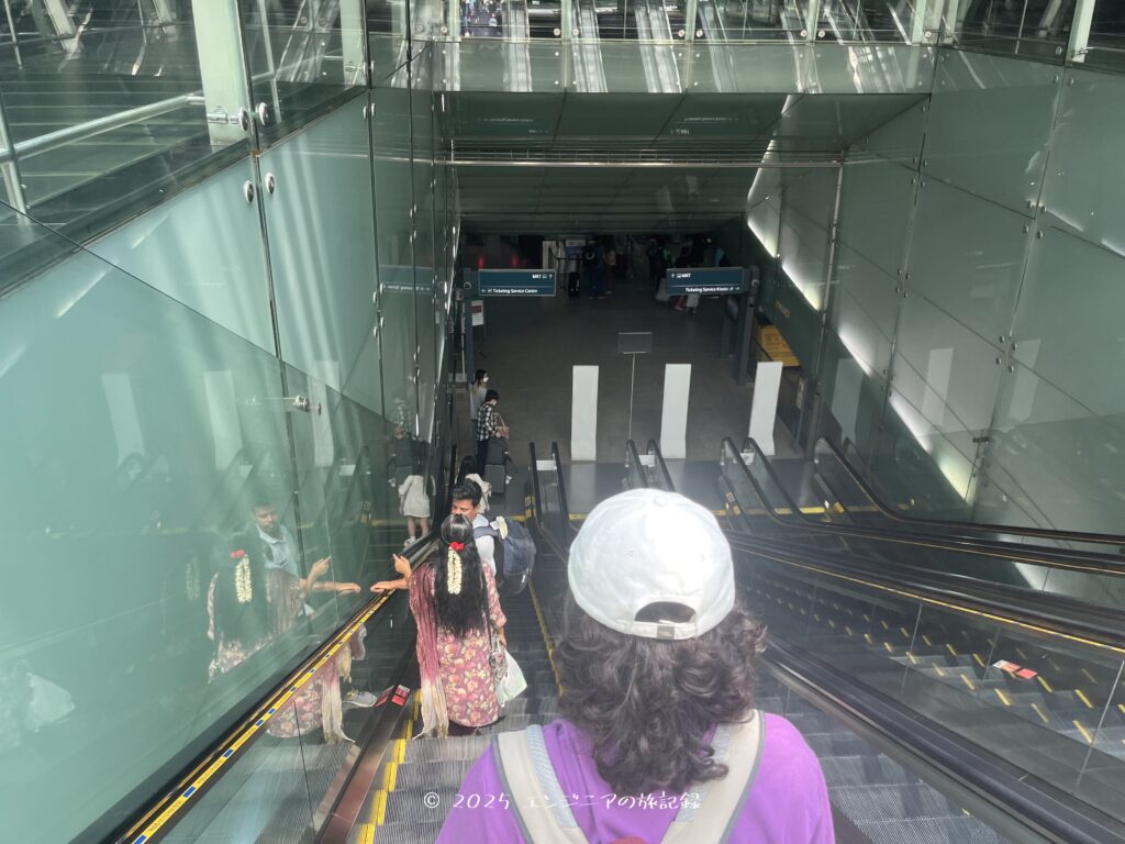 チャンギ空港第2ターミナルのMRTまでのエスカレーター