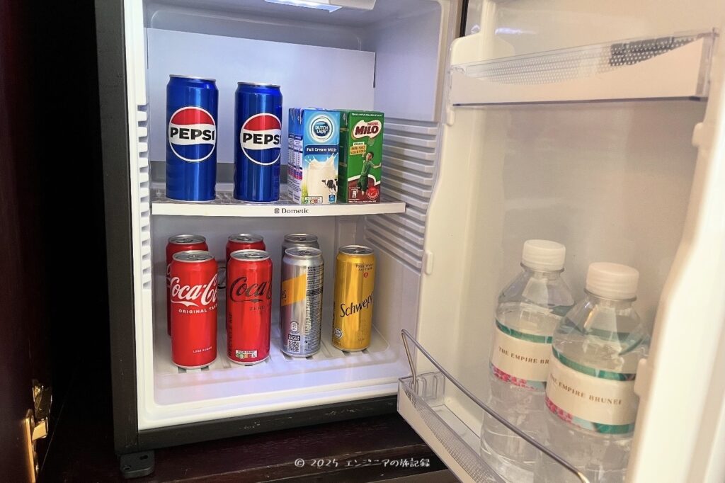 The Empire Bruneiのスーペリアルームの冷蔵庫の中にある無料で飲めるソフトドリンク