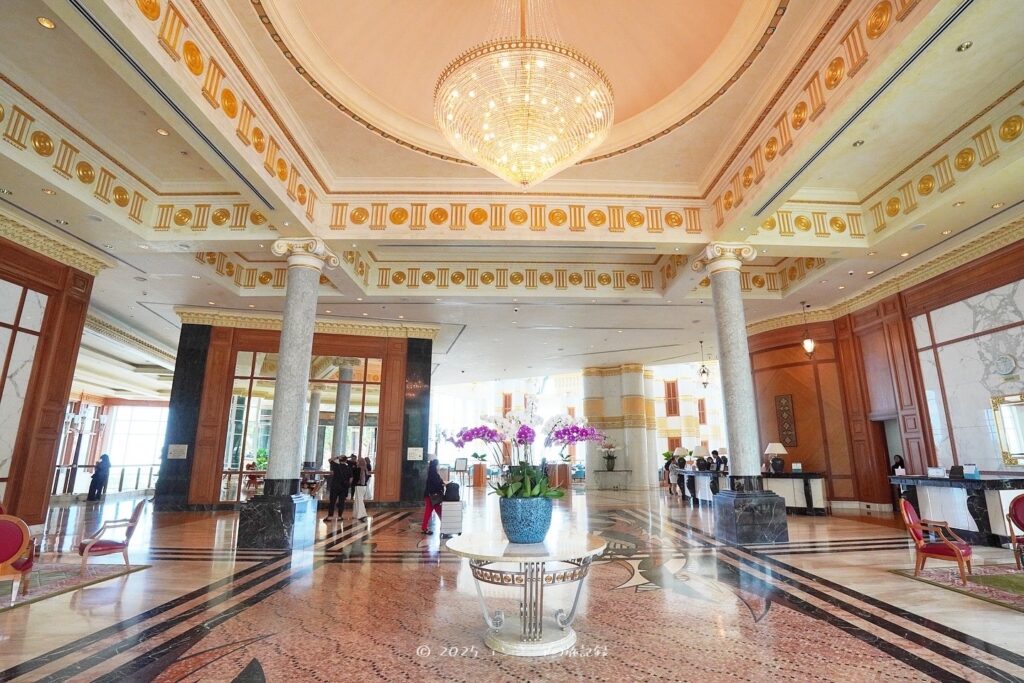 The Empire Bruneiのメインアトリウムのロビー