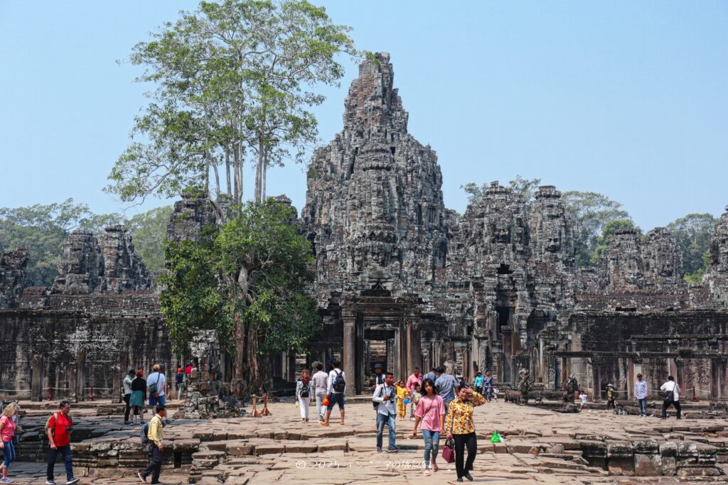 アンコールワット小回りツアーで立ち寄るアンコールトムにあるバイヨン寺院
