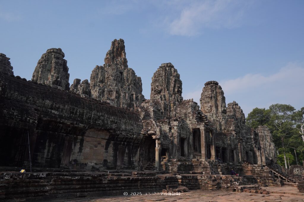 アンコールワット小回りツアーで立ち寄るアンコールトムにあるバイヨン寺院
