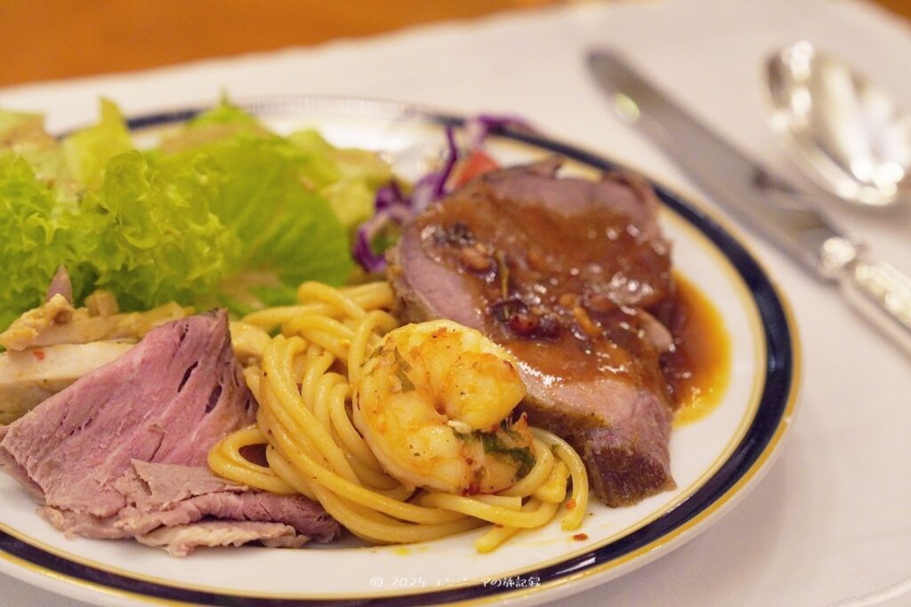 The Empire Bruneiのメインアトリウムの夕食ビュッフェの盛り付け