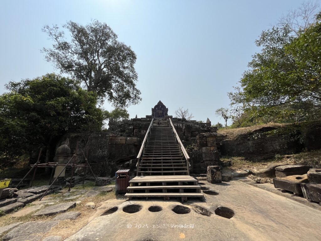 プレアヴィヒア寺院の参道と楼門群