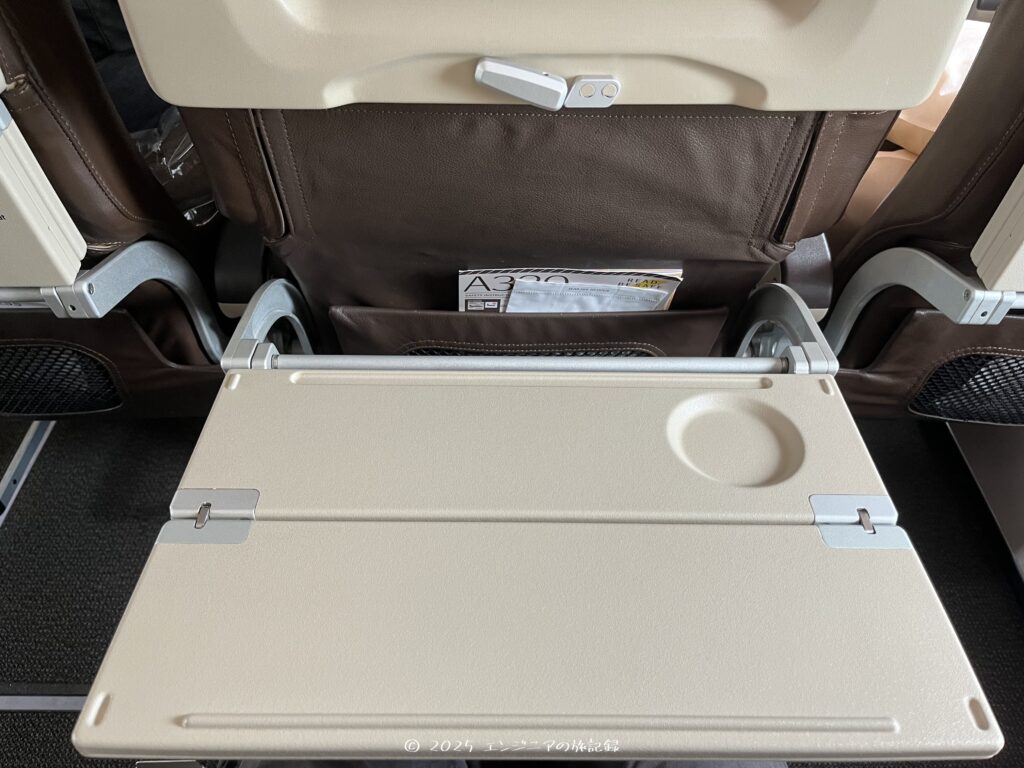 ロイヤルブルネイ航空のエコノミークラスのテーブル