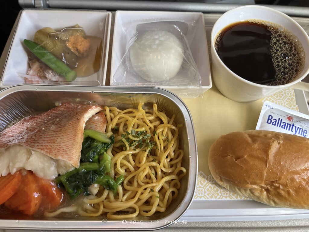 ロイヤルブルネイ航空の機内食のジンジャーフィッシュとヌードル