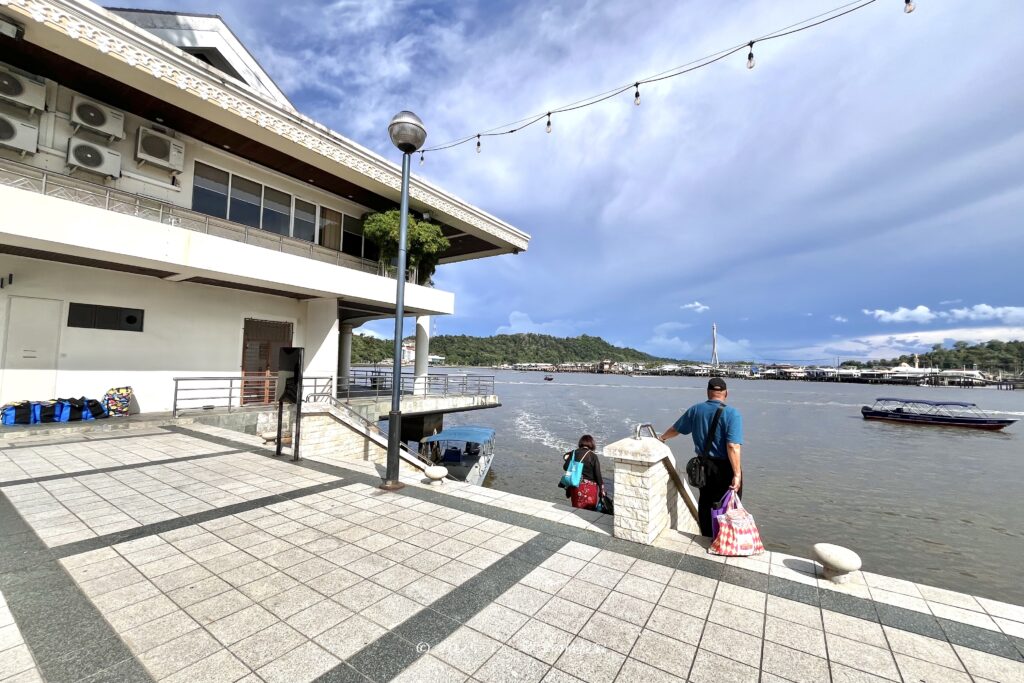 ブルネイのカンポン・アイールへの水上タクシー乗り場