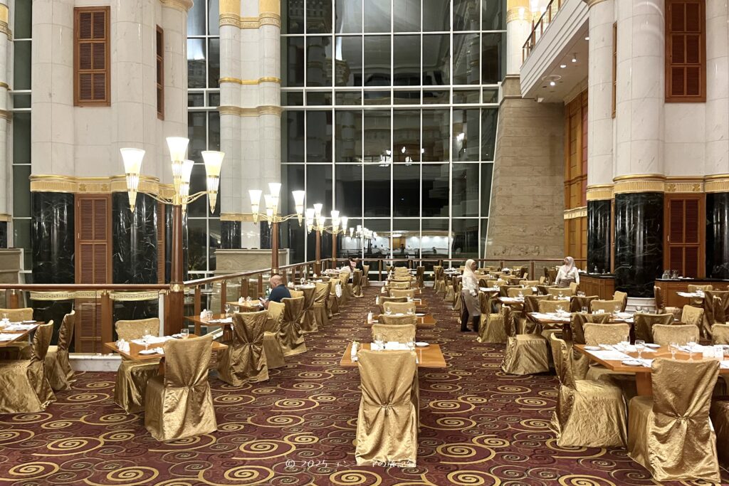 The Empire Bruneiのメインアトリウムの夕食ビュッフェの会場の様子