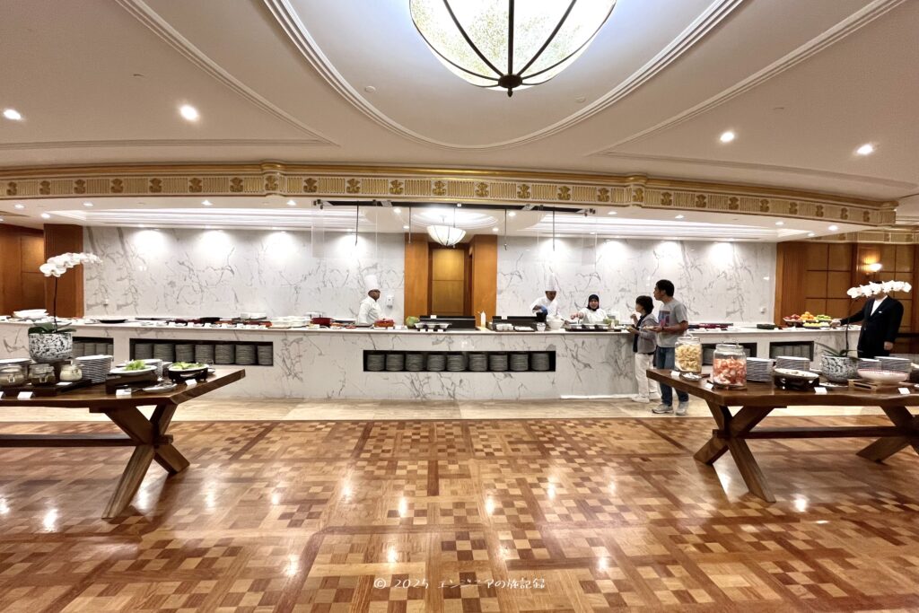 The Empire Bruneiのメインアトリウムの夕食ビュッフェ