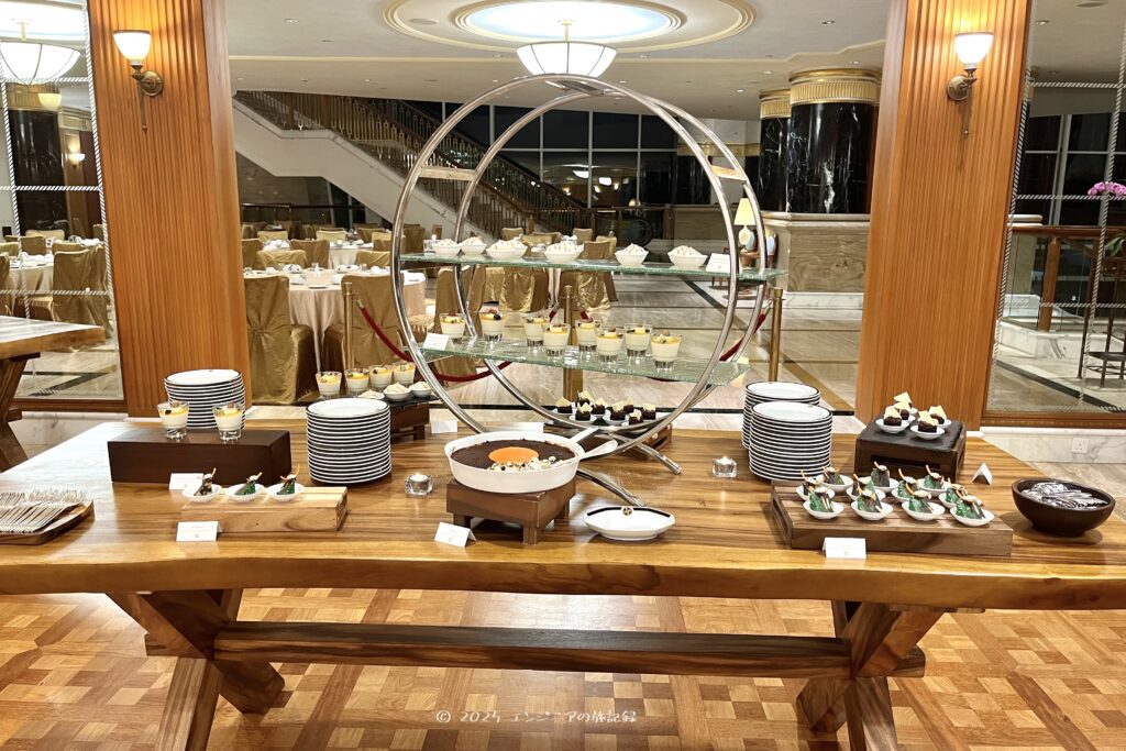 The Empire Bruneiのメインアトリウムの夕食ビュッフェのデザート