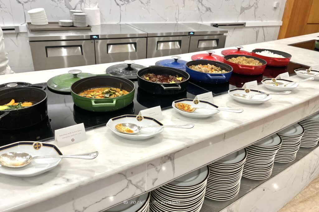 The Empire Bruneiのメインアトリウムの夕食ビュッフェの料理