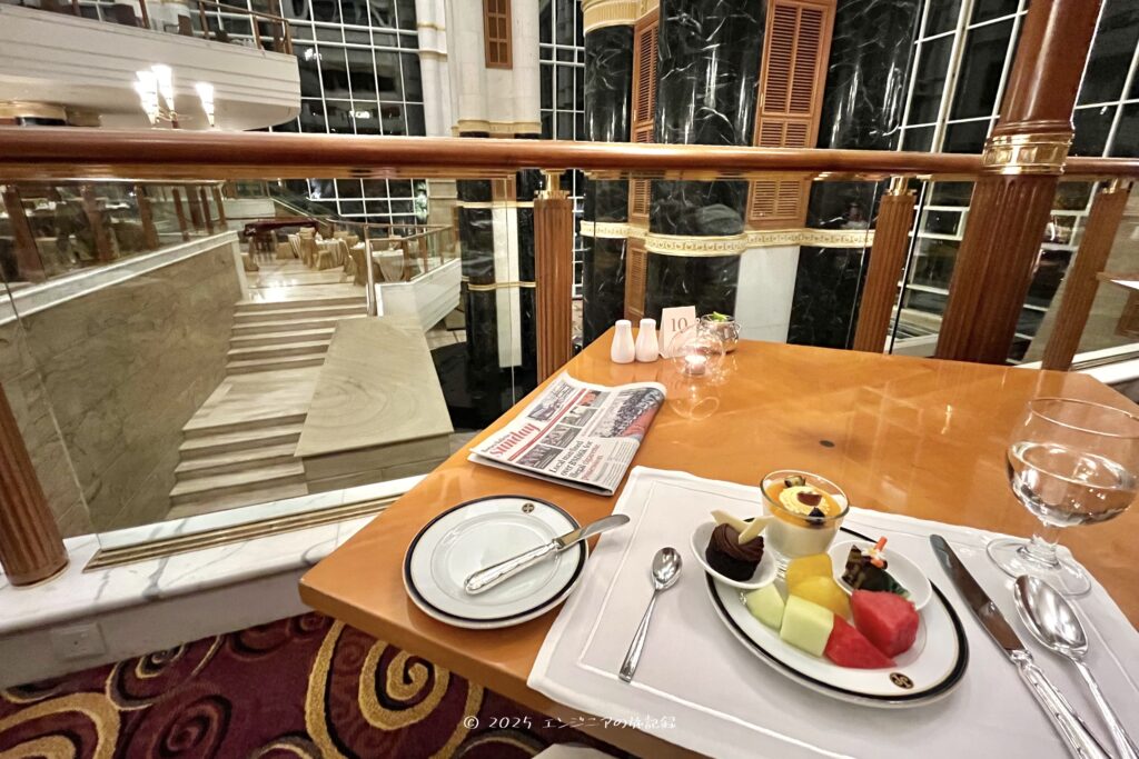 The Empire Bruneiのメインアトリウムの夕食ビュッフェのデザート盛り付け