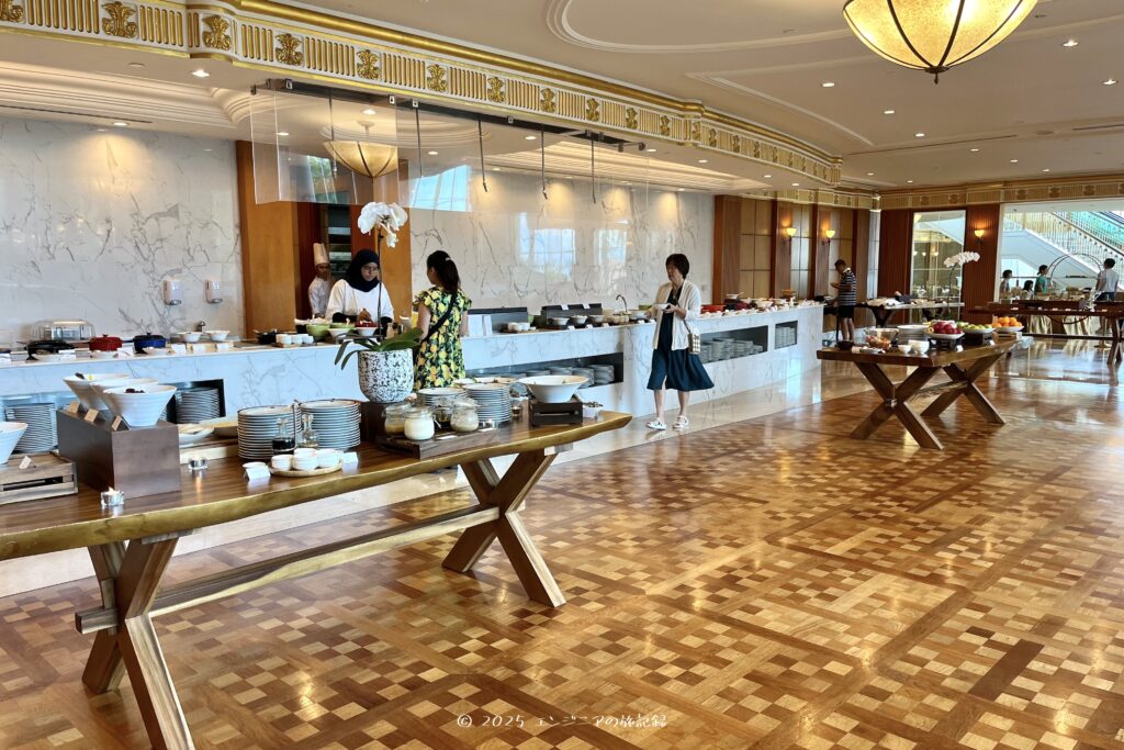 The Empire Bruneiのメインアトリウムの朝食ビュッフェ