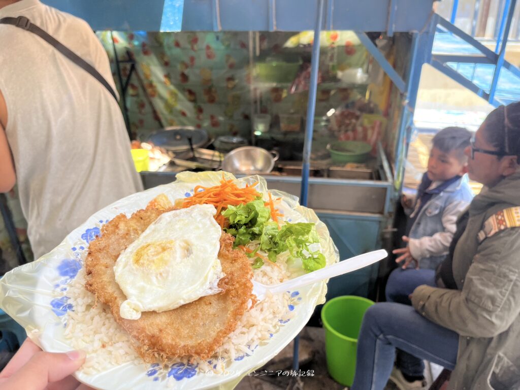 ウユニ市内の屋台で食べたミラネッサ