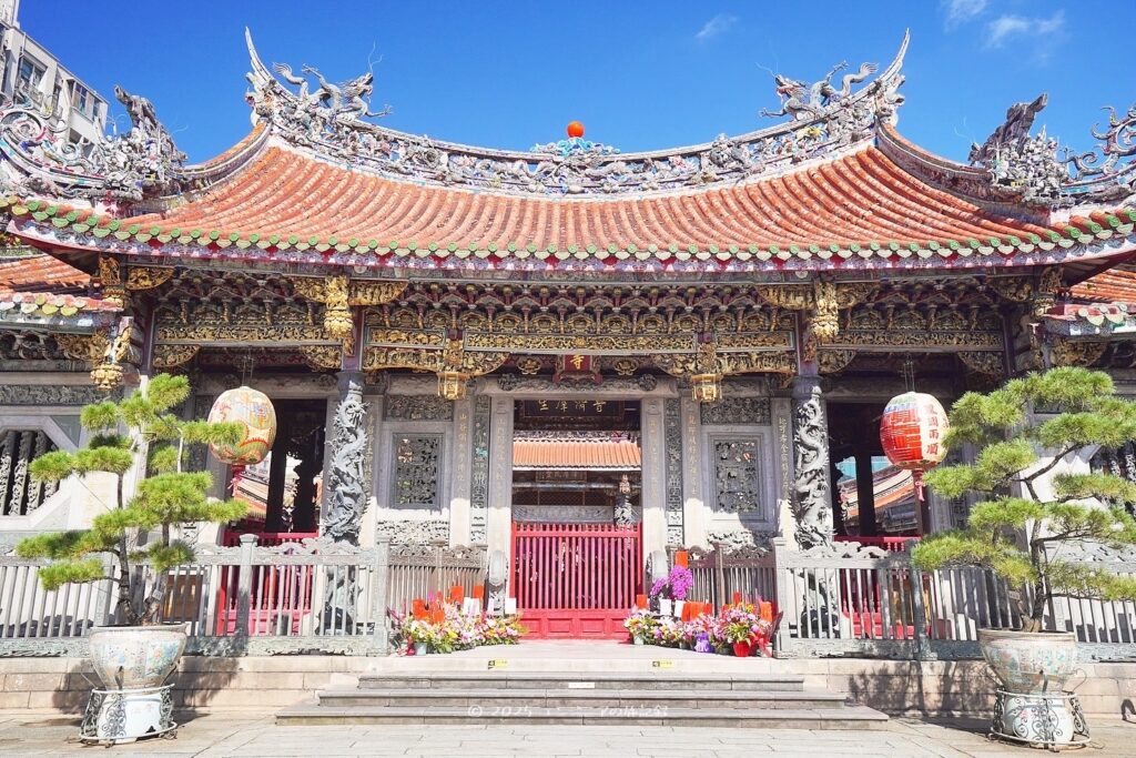 台北の龍山寺の正面