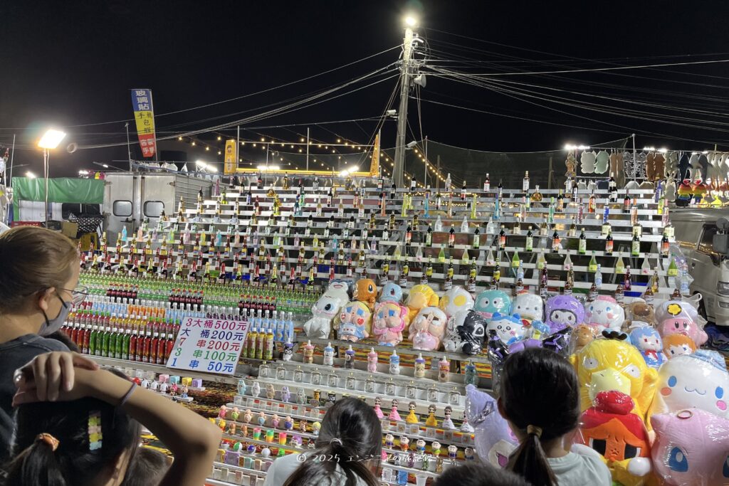 台南の花園夜市の輪投げの様子