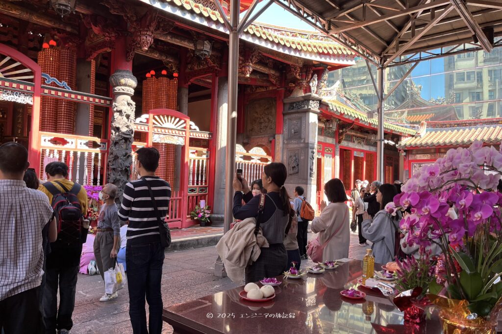 台北の龍山寺で祈りを捧げる人々
