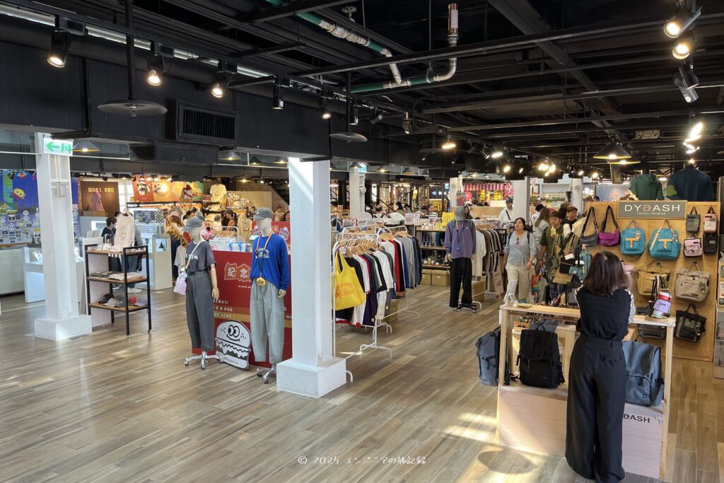 台北の西門紅楼の中にはクリエイターショップが並ぶ