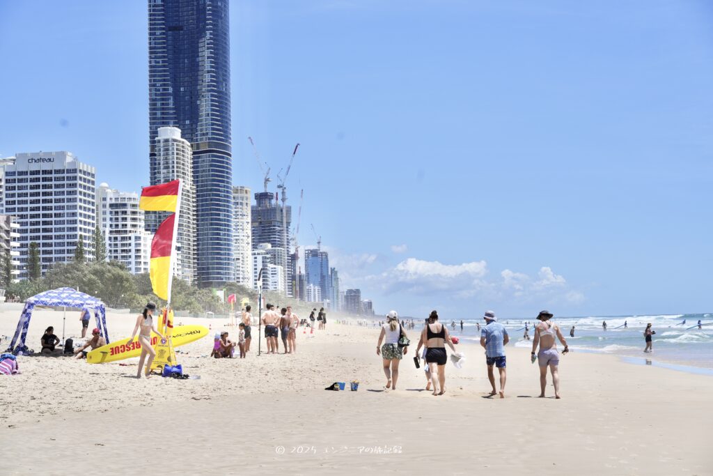 ゴールドコーストのサーファーズパラダイスビーチの様子
