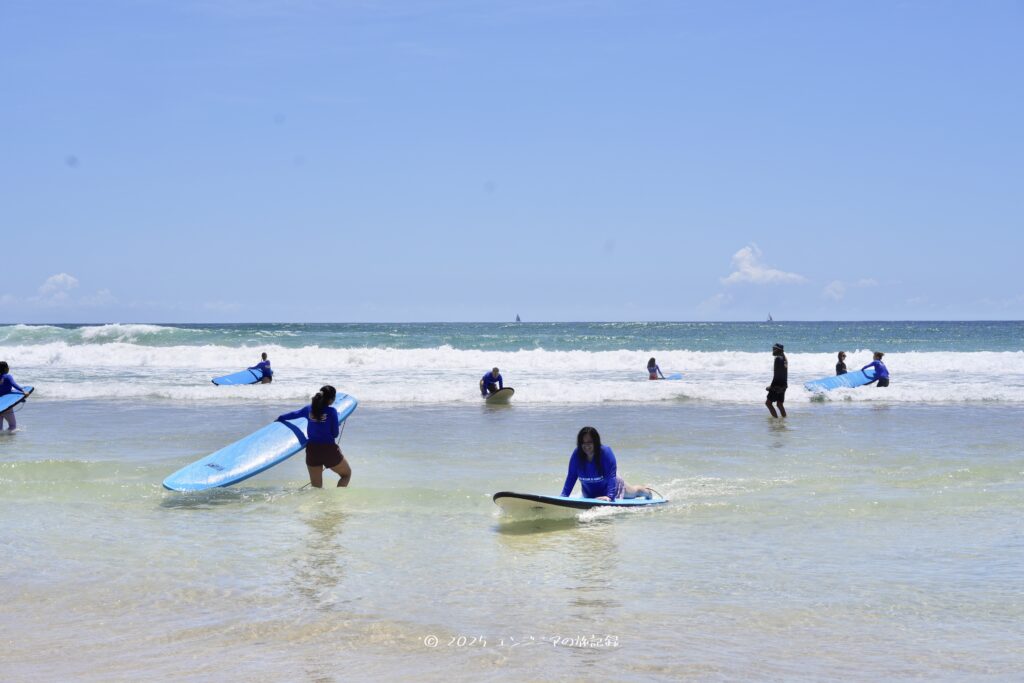 ゴールドコーストのサーファーズパラダイスビーチのサーフィンの様子