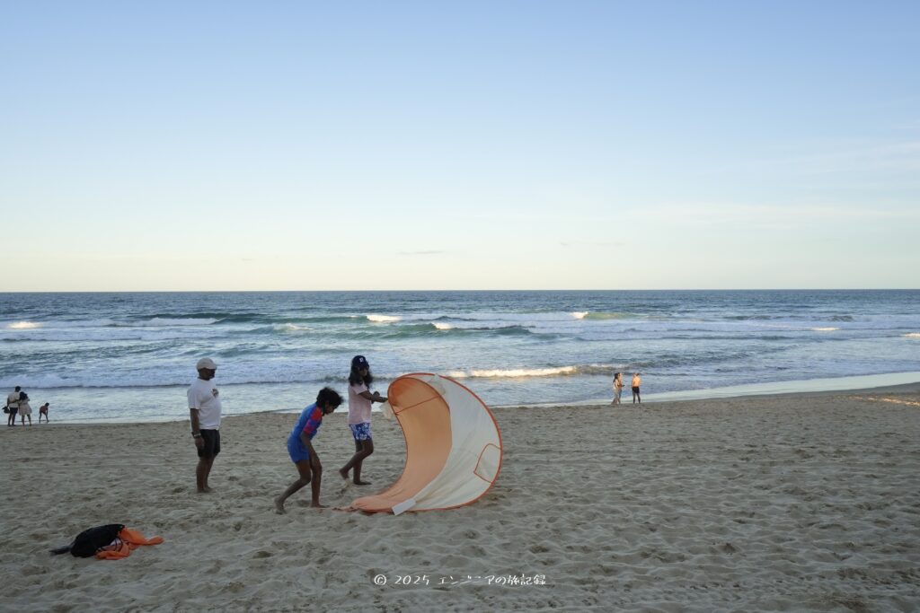 ゴールドコーストのサーファーズパラダイスビーチでの夕暮れ