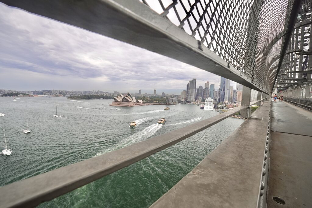 シドニーのハーバーブリッジから見た歩道から眺めるシドニー湾