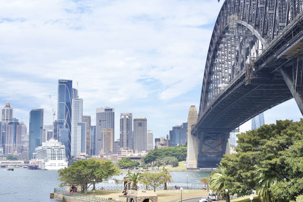 シドニーのハーバーブリッジを渡った先からのシドニーの街並み