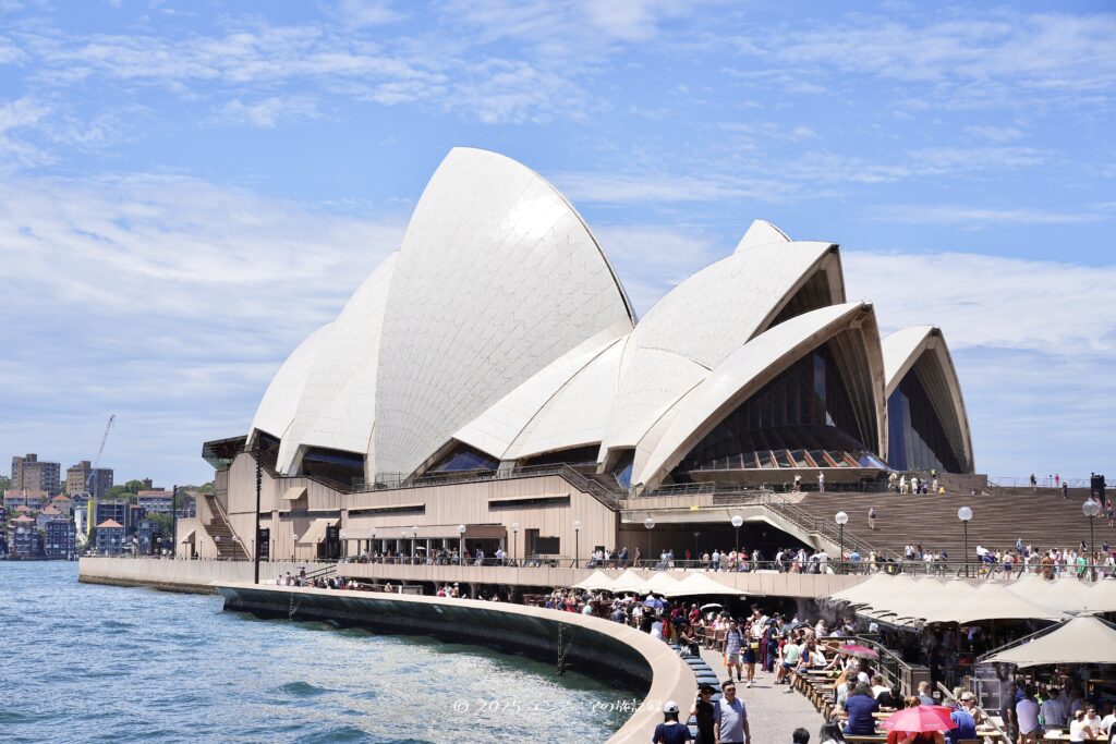 シドニーのオペラハウスの外観