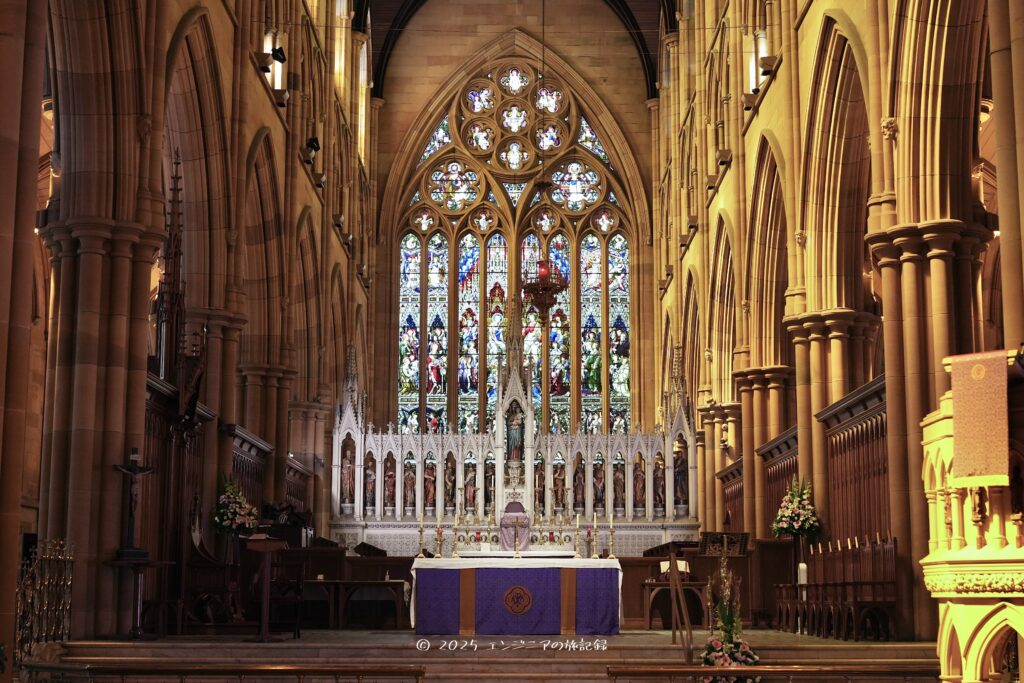 シドニーのシドニー・セント・メアリー大聖堂の中央祭壇のステンドグラス