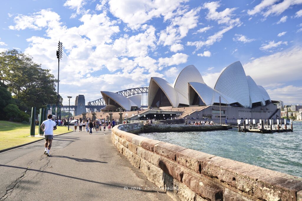 シドニーの王立植物園から見たオペラハウスの外観