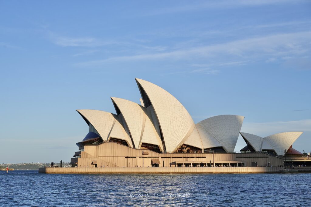 シドニーのフェリーから見た夕日に染まるオペラハウス