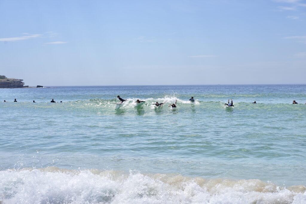 シドニーのボンダイビーチにいるサーファー