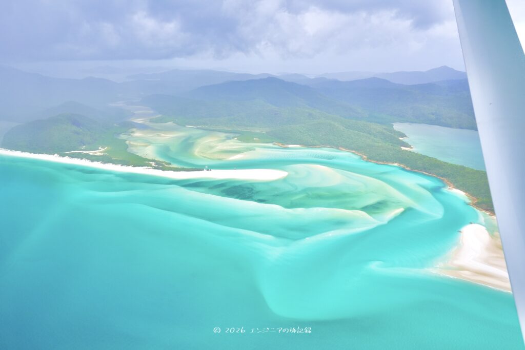 ホワイトヘブンビーチの空撮、白い砂浜とターコイズブルーの海