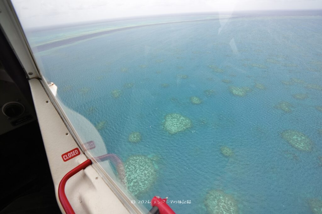 ウィットサンデー諸島とグレートバリアリーフの遊覧飛行のツアーで訪れたグレートバリアリーフの上空からの景色