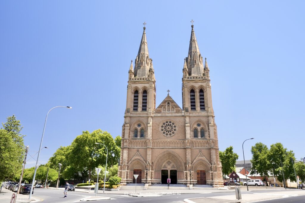 アデレードのセント・ピーターズ大聖堂の外観