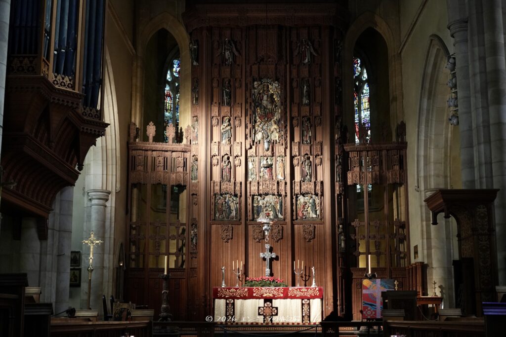 アデレードのセント・ピーターズ大聖堂に差し込む光とステンドグラス