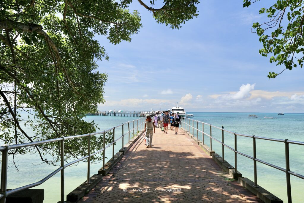 ケアンズのグレートバリアリーフにあるグリーン島の桟橋