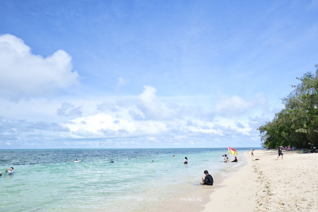 ケアンズのグレートバリアリーフにあるグリーン島のビーチの様子