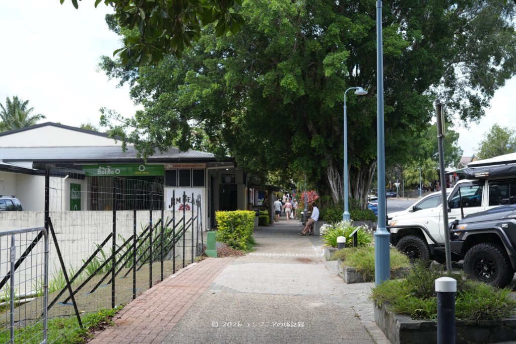 ケアンズの熱帯雨林のキュランダ村の道路