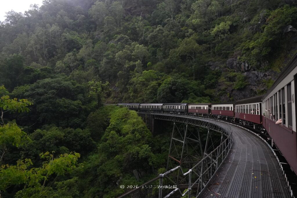 ケアンズの熱帯雨林のキュランダ村とケアンズ市内を結ぶキュランダ鉄道のスパイラルカーブ