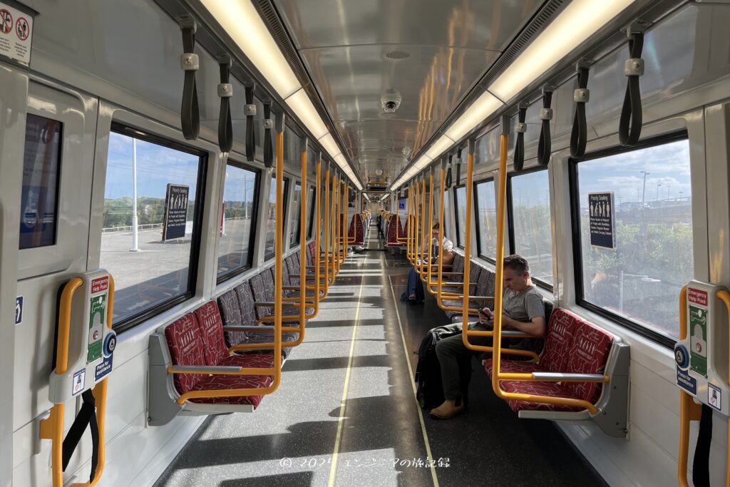 ブリスベン空港からゴールドコーストへ移動する時に利用するAirtrainの様子