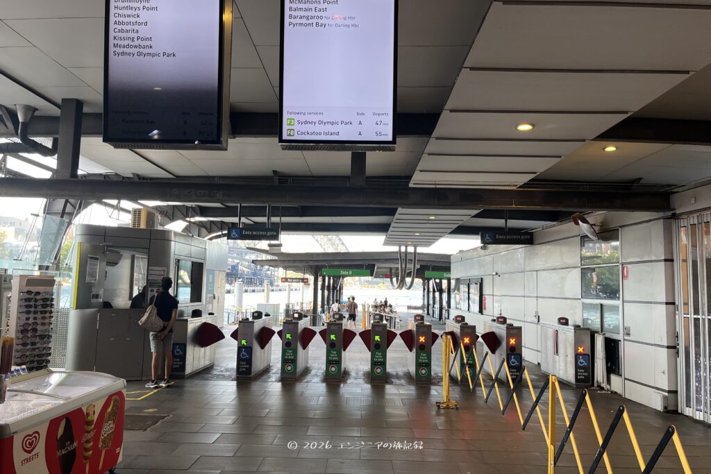 シドニーのサーキュラーキーからフェリーに乗る改札