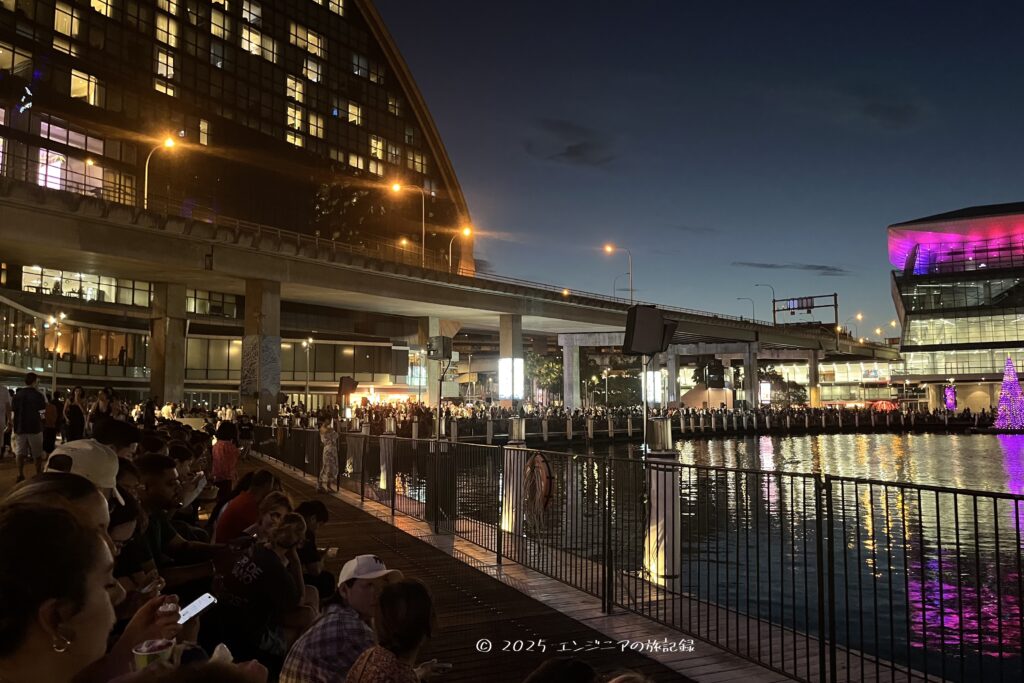 シドニーのダーリングハーバーの夜の花火を待つ様子