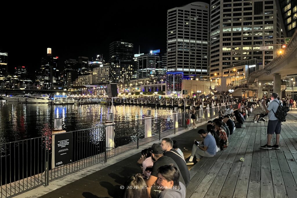 シドニーのダーリングハーバーの夜の花火を待つ様子