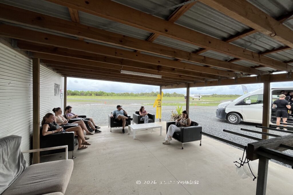 ウィットサンデー諸島とグレートバリアリーフの遊覧飛行のツアーのフライトを待っている様子