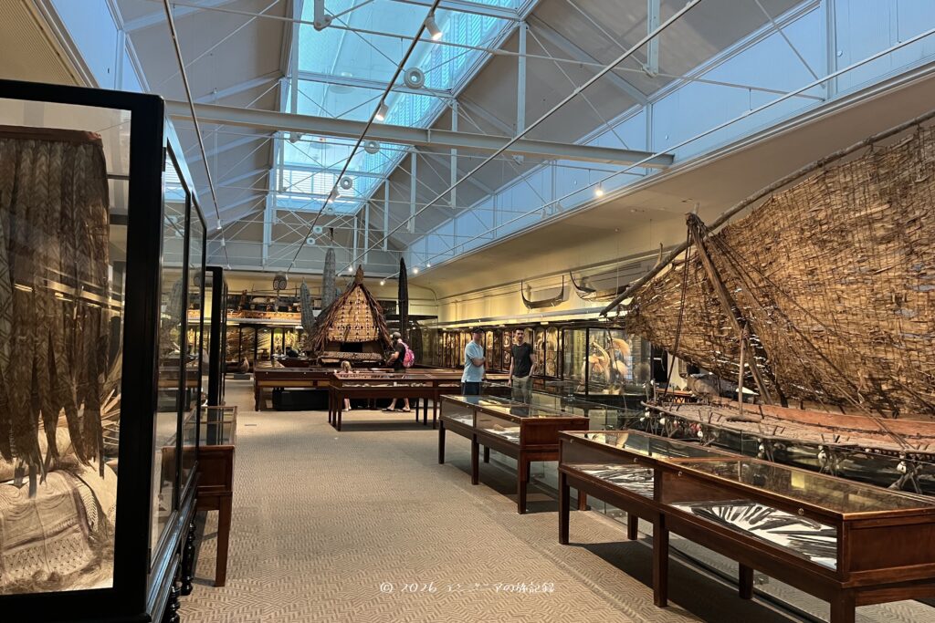 アデレードの南オーストラリア博物館の様々な民族の伝統的な道具や儀式用品