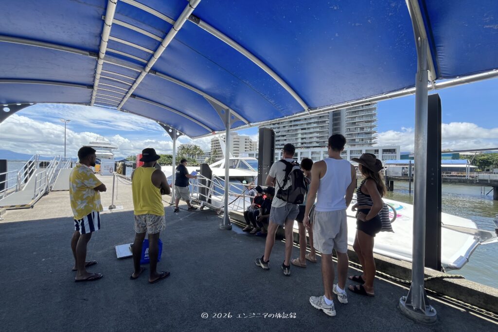 ケアンズのグリーン島へ行くBig Catのフェリーの乗船の様子