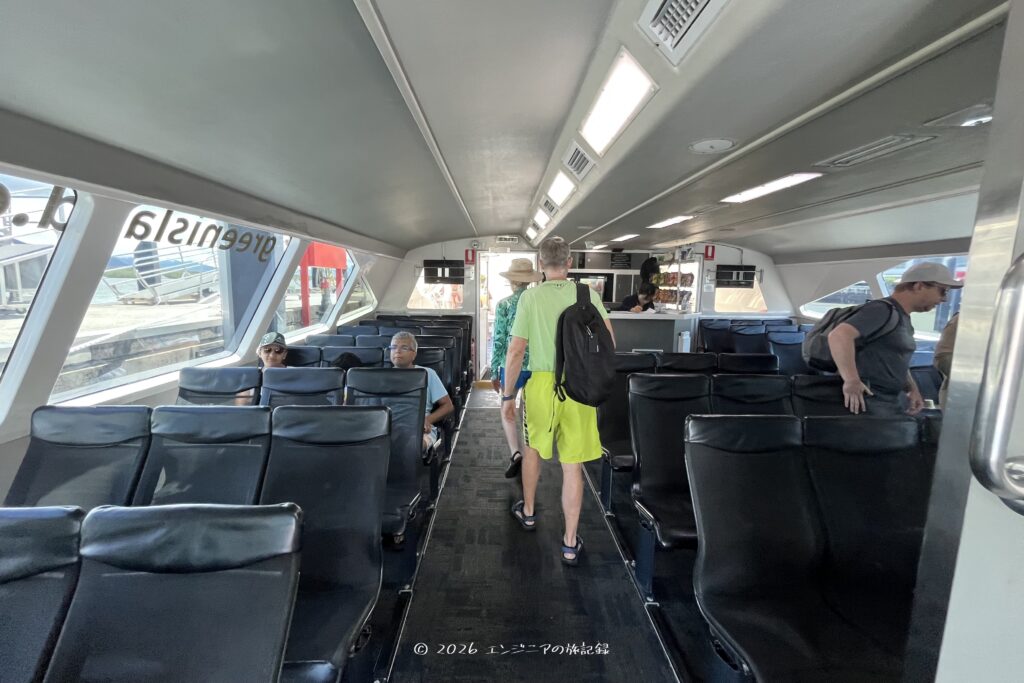 ケアンズのグリーン島へ行くBig Catのフェリーの船内