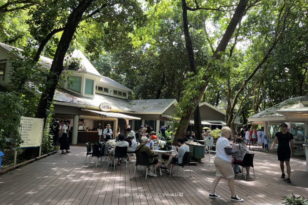 ケアンズのグレートバリアリーフにあるグリーン島には売店やお手洗い、シャワーなどもあります